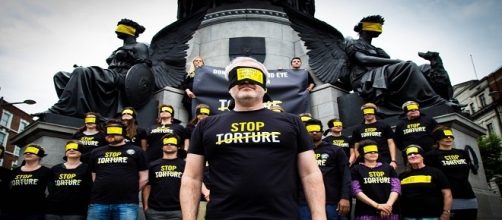 Una dimostrazione di Amnesty International contro a tortura