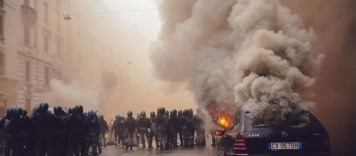 Una scena degli scontri avvenuti nel G8 di Genova nel 2001