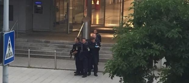 Antyterroryści - w Niemczech polują na napastników wspierając się wzajemnie. Antyterroryści - w Niemczech polują na napastników wspierając się wzajemnie.