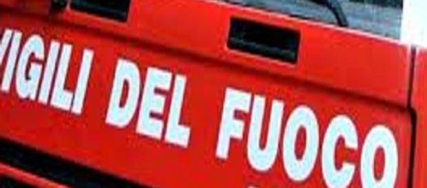 Cosenza, auto in fiamme: paura per due ragazzi Cosenza, auto in fiamme: paura per due ragazzi