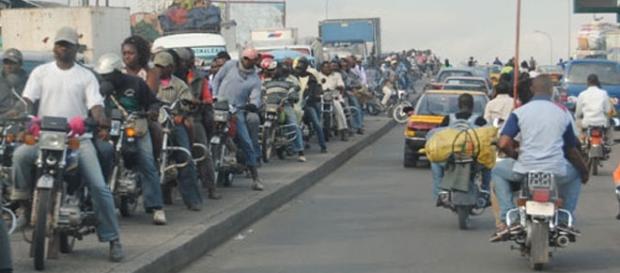 Des motos taxi en face du marché Mboppi à Douala - Cameroun Des motos taxi en face du marché Mboppi à Douala - Cameroun