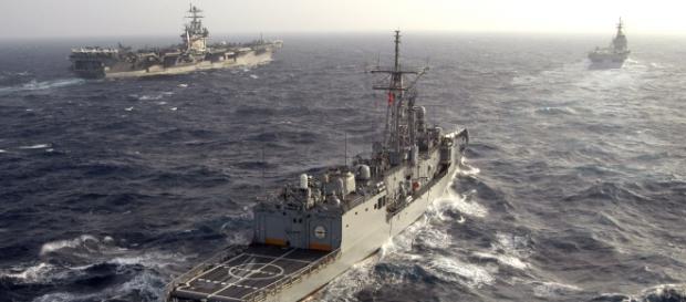 Fregata turcească TCG Gediz participând cu nava americană USS Harry S. Truman și nava italiană ITS Giuseppe Garibaldi la un exercițiu NATO Fregata turcească TCG Gediz participând cu nava americană USS Harry S. Truman și nava italiană ITS Giuseppe Garibaldi la un exercițiu NATO