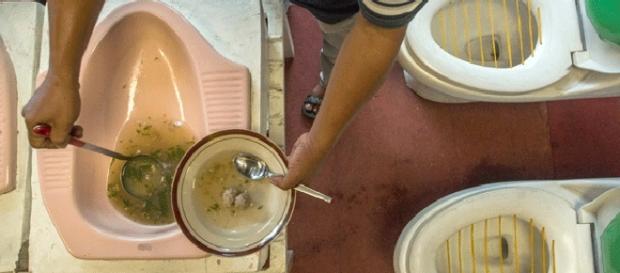 Restaurante na Indonésia serve comida em vasos sanitários (Foto: Suryo Wibowo/AFP) Restaurante na Indonésia serve comida em vasos sanitários (Foto: Suryo Wibowo/AFP)