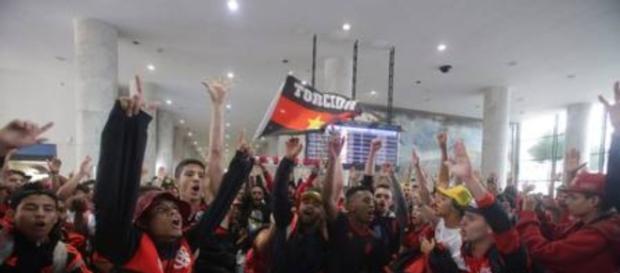 Torcedores flamenguistas pedem Neymar já para o ano que vem Torcedores flamenguistas pedem Neymar já para o ano que vem
