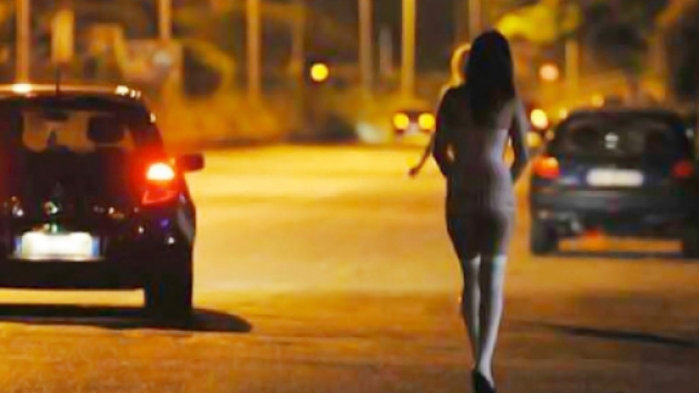 Giovane donna rumena costretta a prostituirsi in Italia