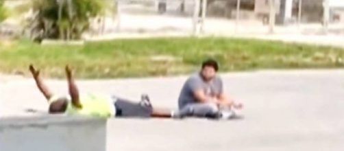 Kinsey (sdraiato a terra): la polizia gli spara nonostante sia palesemente disarmato