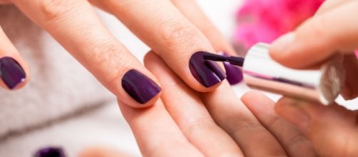 Tips de manicura: ¿cómo diluir un esmalte para que dure más? - ellookdelasfamosas.es