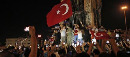 Turchia, golpe fallito. Arrestati 1563 militari, oltre 200 morti - leggo.it