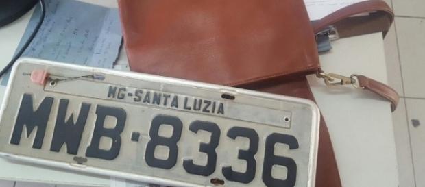 Bolsa da vítima de segunda-feira (18) foi achada no porta-malas do Gol azul Bolsa da vítima de segunda-feira (18) foi achada no porta-malas do Gol azul