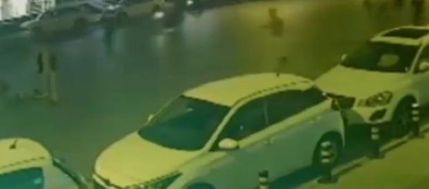 Foi atropelado por dois tanques militares e sobreviveu Foi atropelado por dois tanques militares e sobreviveu
