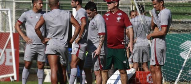 Levir Culpi esboça time para encarar o Atlético-PR no domingo (Foto: Gazeta Esportiva) Levir Culpi esboça time para encarar o Atlético-PR no domingo (Foto: Gazeta Esportiva)