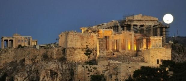 Lua cheia sobre a Acrópole de Atenas, Grécia Lua cheia sobre a Acrópole de Atenas, Grécia