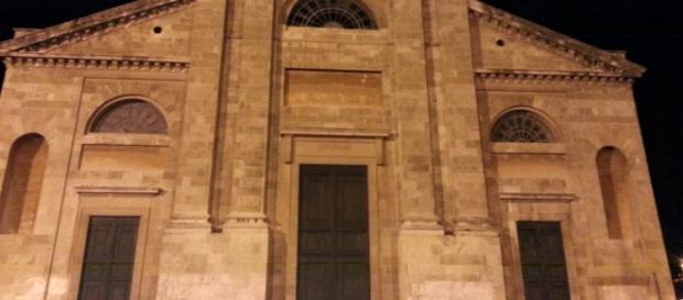 Ruba in chiesa mentre il prete recita il rosario, inseguito e ... - quilivorno.it Ruba in chiesa mentre il prete recita il rosario, inseguito e ... - quilivorno.it
