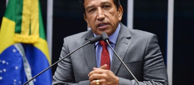 Senador quer aprovar projeto que põe mordaça na boca dos professores Senador quer aprovar projeto que põe mordaça na boca dos professores