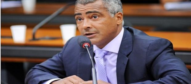 Senador Romário abandona candidatura Senador Romário abandona candidatura