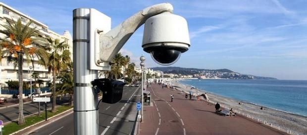 Una telecamera di videosorveglianza sul lungomare di Nizza. Photo credits Valery Hache per AFP Una telecamera di videosorveglianza sul lungomare di Nizza. Photo credits Valery Hache per AFP