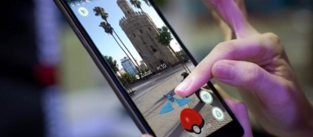 Usuario cazando un "Zubat" junto a Torre del Oro Usuario cazando un "Zubat" junto a Torre del Oro