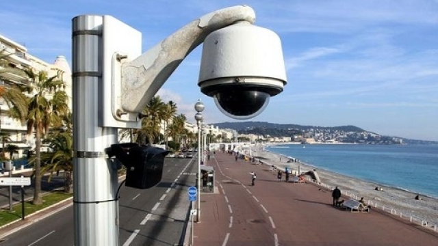 Una telecamera di videosorveglianza sul lungomare di Nizza. Photo credits Valery Hache per AFP