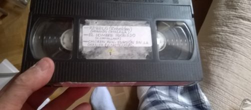 Una cinta de vídeo VHS cualquiera, con películas grabadas de la televisión, que ahora serán cosa del pasado (Foto del Autor).