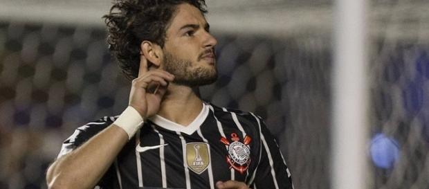 Alexandre Pato comemorando um gol pelo Corinthians Alexandre Pato comemorando um gol pelo Corinthians