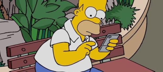 Homer Simpson se esquece do mundo jogando Pókemon Go Homer Simpson se esquece do mundo jogando Pókemon Go