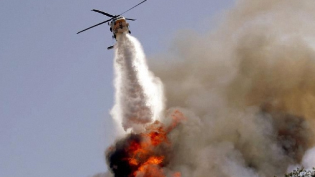 Son dovuti intervenire tre elicotteri e un Canadair per domare i diversi incendi scoppiati in tutta l'Isola.