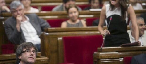 El President Pugdmont escucha impasible los lamentos histéricos de Inés Arrimadas (C's) durante el Pleno de la Desconexión catalana. El President Pugdmont escucha impasible los lamentos histéricos de Inés Arrimadas (C's) durante el Pleno de la Desconexión catalana.