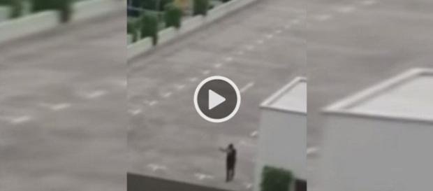 Imagen del asesino de Munich en una terraza Imagen del asesino de Munich en una terraza