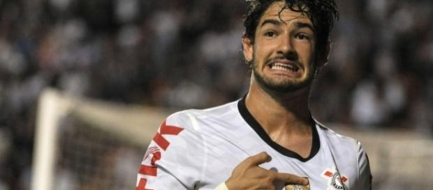O jogador tem contrato com o Corinthians até o fim desta temporada e já pode assinar um pré-contrato com outras equipes O jogador tem contrato com o Corinthians até o fim desta temporada e já pode assinar um pré-contrato com outras equipes