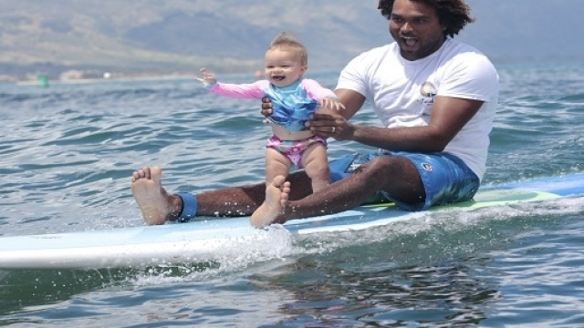 Sergio e la piccola Hadassah sulla tavola da surf