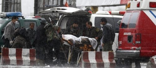 I soccorsi dopo il tremendo attentato di Kabul