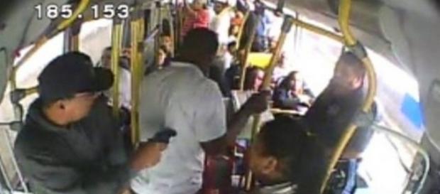 Assaltos a ônibus viraram rotina para a população do Recife que depende do transporte público. Assaltos a ônibus viraram rotina para a população do Recife que depende do transporte público.