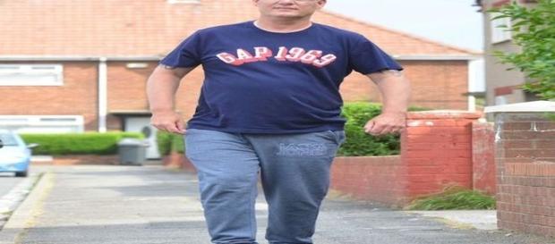 Eric voltou a andar após uma semana de terapia (SWNS) Eric voltou a andar após uma semana de terapia (SWNS)