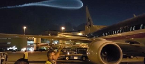 Misterioso 'UFO' avvistato sopra l'aeroporto di Miami Misterioso 'UFO' avvistato sopra l'aeroporto di Miami