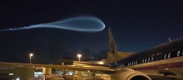 OZN filmat pe aeroportul din Maimi, SUA OZN filmat pe aeroportul din Maimi, SUA