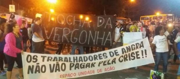 Protesto interrompe passagem da Tocha Olímpica em Angra dos Reis - globo.com Protesto interrompe passagem da Tocha Olímpica em Angra dos Reis - globo.com