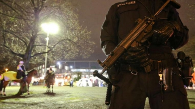 Poliziotto sorveglia luogo post attentato.