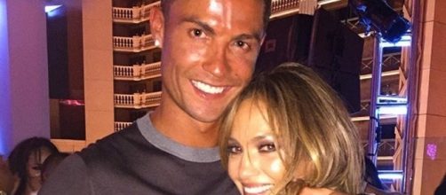 Cristiano Ronaldo festeggia Jennifer Lopez.