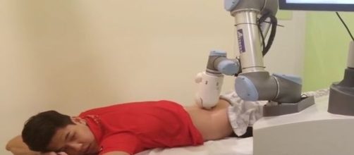 Robô massagista impressiona pela eficiência (Daily Mirror/Youtube)