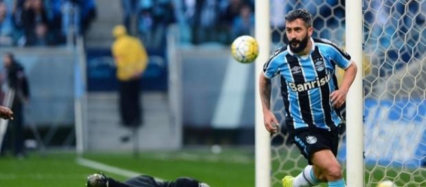 Grêmio bate o São Paulo e se aproxima dos líderes Grêmio bate o São Paulo e se aproxima dos líderes