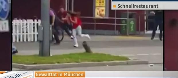 Terroryści mają broń - normalni ludzie w Niemczech tylko nogi. YouTube: Amoklauf von München Hier die neuesten Entwicklungen Terroryści mają broń - normalni ludzie w Niemczech tylko nogi. YouTube: Amoklauf von München Hier die neuesten Entwicklungen