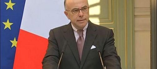 B. Cazeneuve durante una conferenza stampa