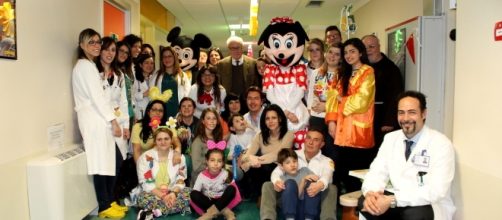 I volontari di "Ospedale allegro" durante l'Open Day al centro pediatrico "Bambino Gesù" di Catanzaro