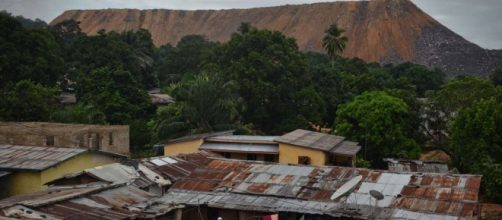 Residuos de la grava de las torres de minas más de Koidu en el este de Sierra Leona