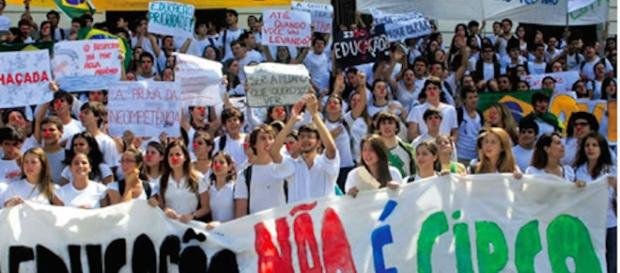 Alunos protestando por uma educação de qualidade Alunos protestando por uma educação de qualidade