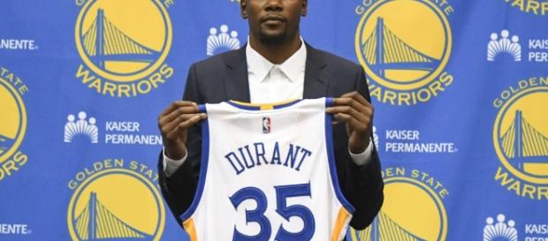Kevin Durant en el día de su presentación. Imagen procedente de: usatthebiglead.files.wordpress.com Kevin Durant en el día de su presentación. Imagen procedente de: usatthebiglead.files.wordpress.com