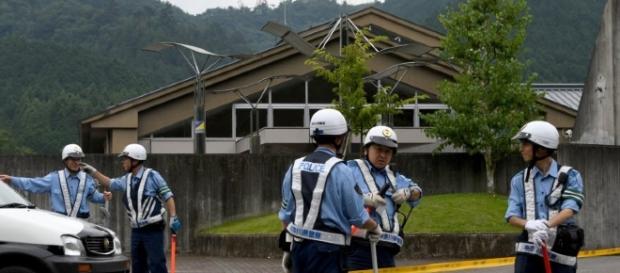 Poliţiştii japonezi la locul faptei Poliţiştii japonezi la locul faptei