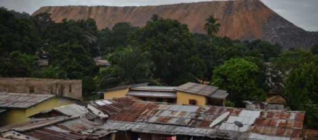 Residuos de la grava de las torres de minas más de Koidu en el este de Sierra Leona Residuos de la grava de las torres de minas más de Koidu en el este de Sierra Leona