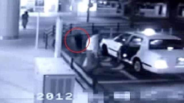 Fantasma sale sopra taxi in Giappone