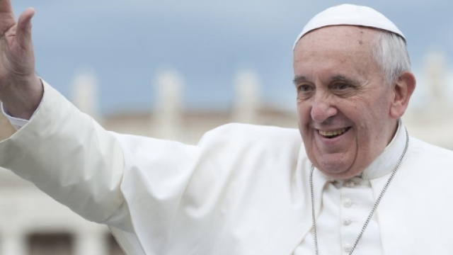 Papa Francesco saluta i fedeli